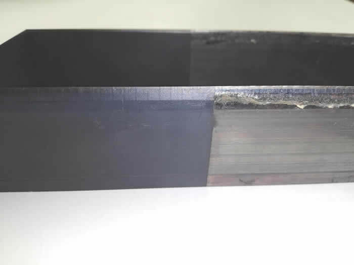 長期間の裁断で刃に糊が付着した状態（右）と、コーティングした状態（左）の比較
